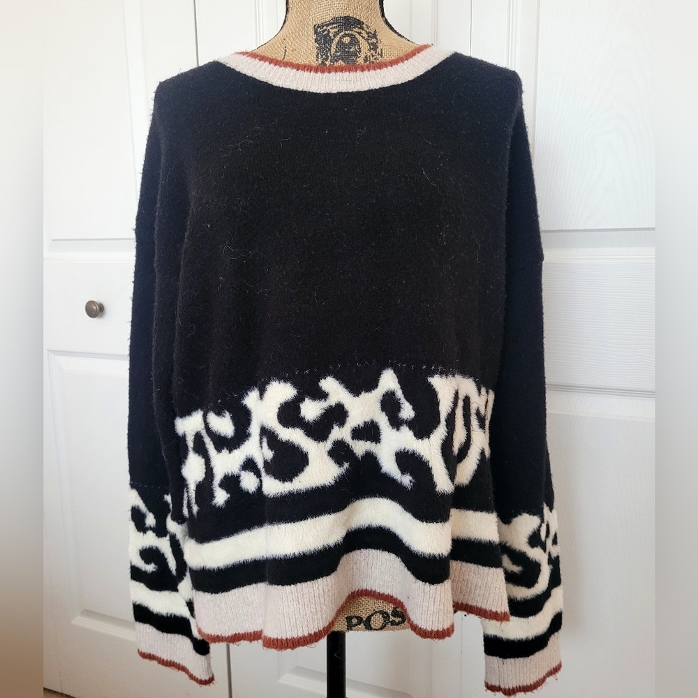 🖤 Hem & Thread Sweater - Picture 1 of 4